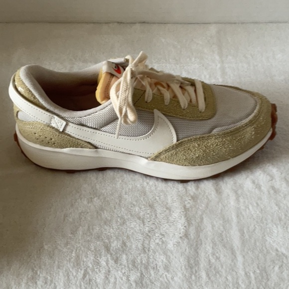 Nike Cream and Tan waffle Sneakers - Picture 5 of 10